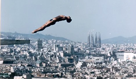 Barcelona-Panoramablick vom Montjuïc mit Infinity-Pool mit Blick auf die Mittelmeerstadt