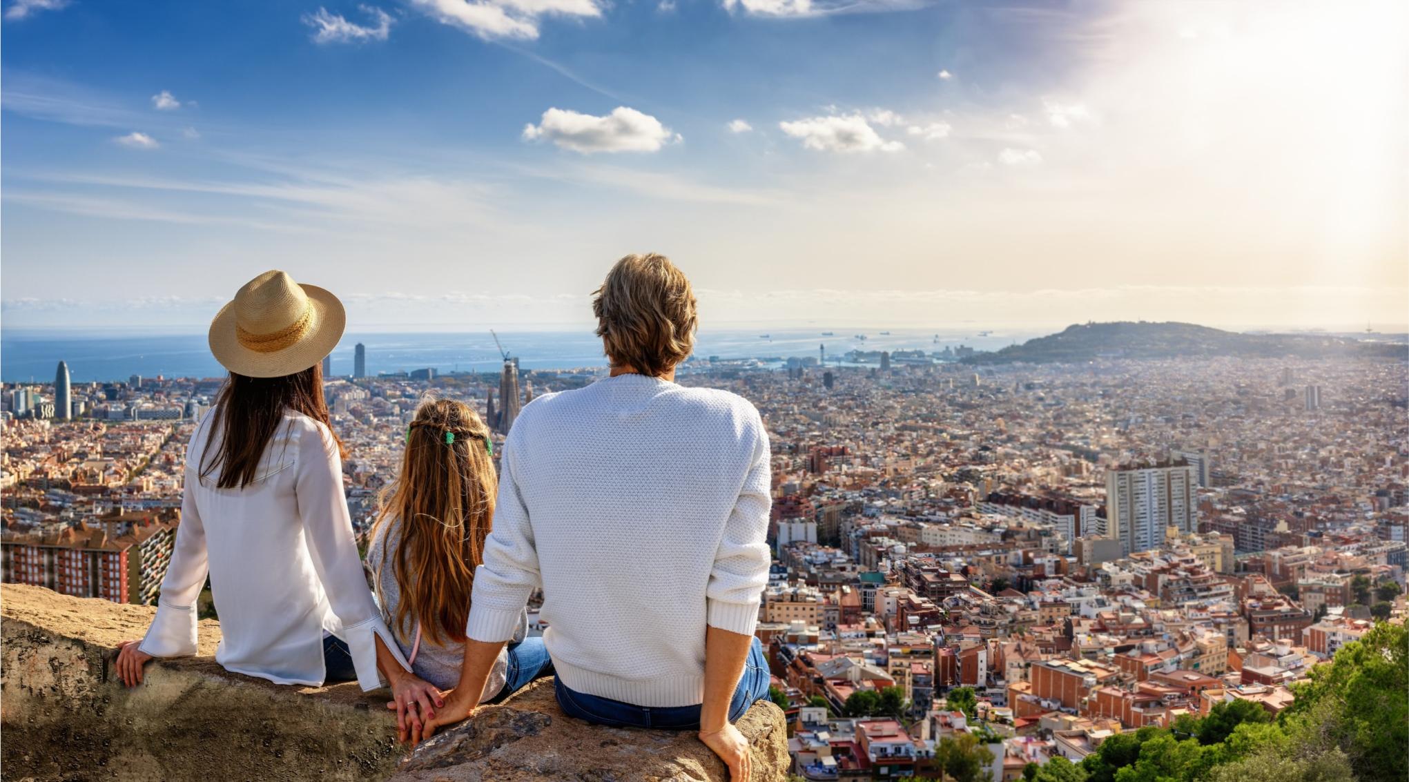 Skyline von Barcelona mit der Sagrada Familia und der Mittelmeerküste