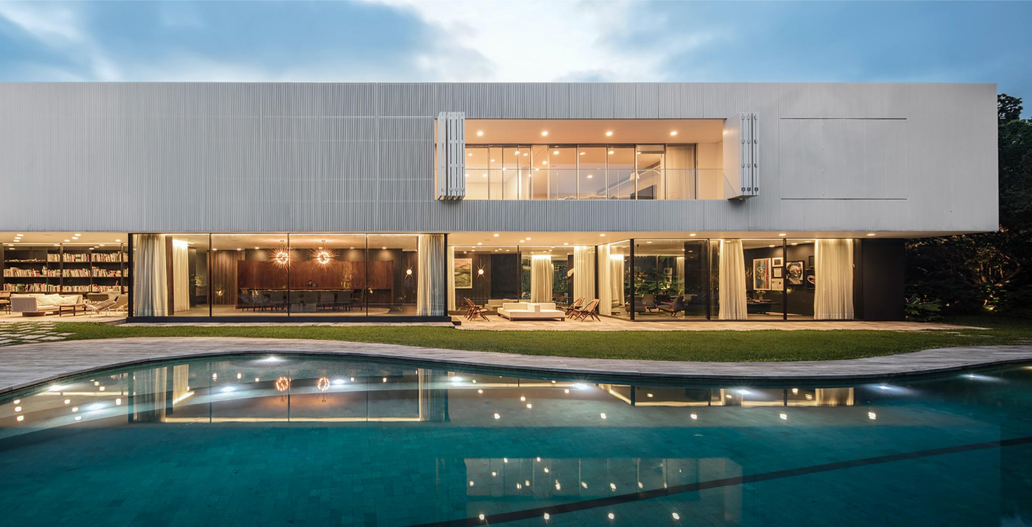 Modernes Luxushaus mit Blick auf die Stadt Barcelona